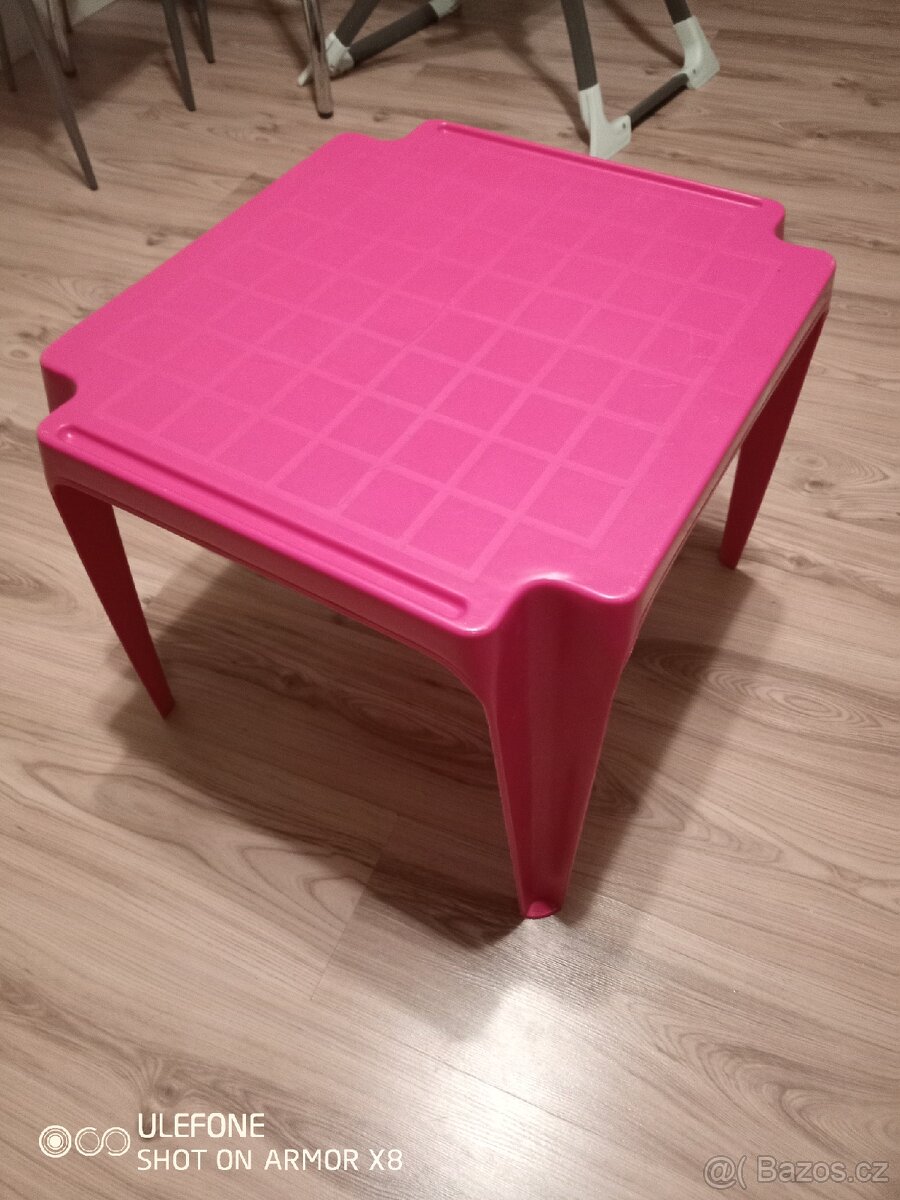 Dětský plastový stolek