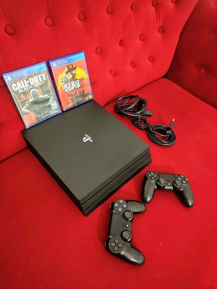 PS4 Pro 1TB + 2x ovladač + 2x hra