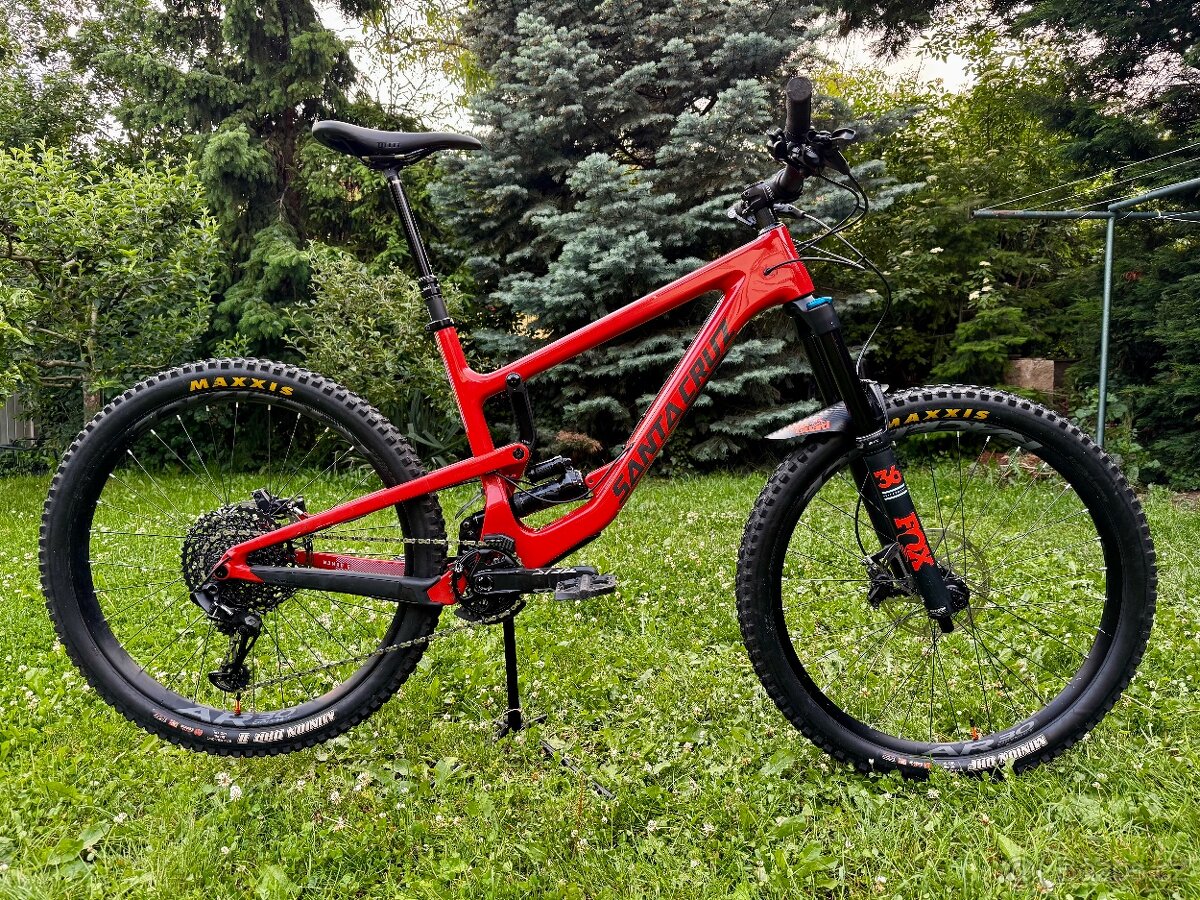 Santa Cruz Nomad 4 C S (2020) – hobby enduro, málo jeté.