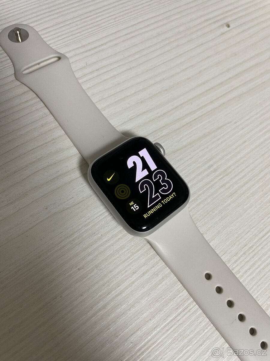 Apple Watch SE 40mm Stříbrný hliník s bouřkově modrým sporto