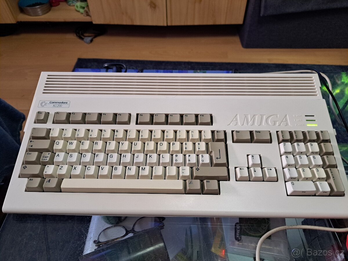 Commodore Amiga 1200 + kvalitní zdroj, Gotek, kabel joystick