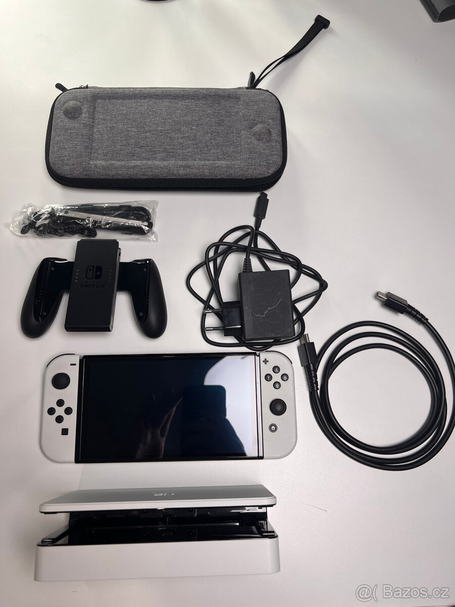 Nintendo Switch OLED kompletní v krabici + pouzdro