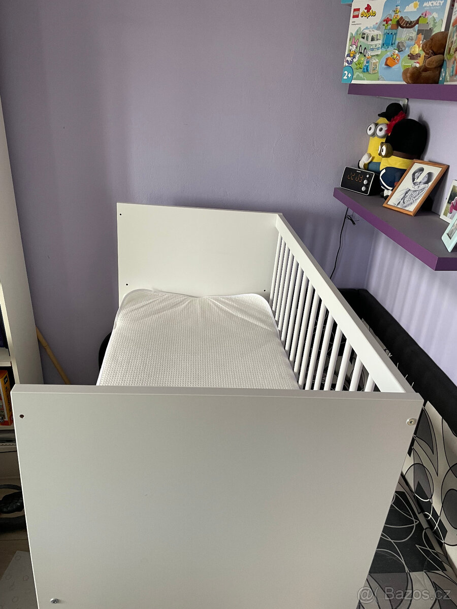 Bílá dětská postýlka s matrací