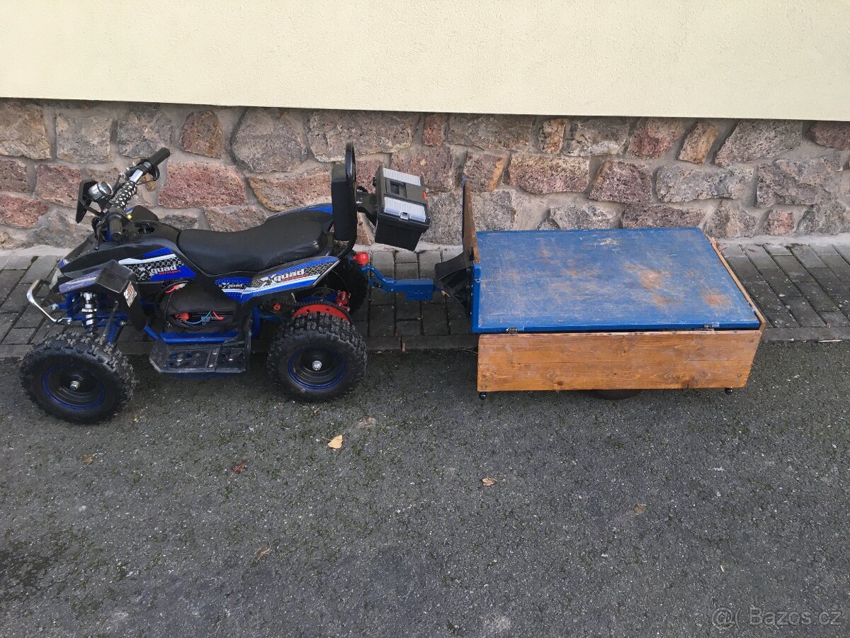 Dětská čtyřkolka se sklápěcím vlekem