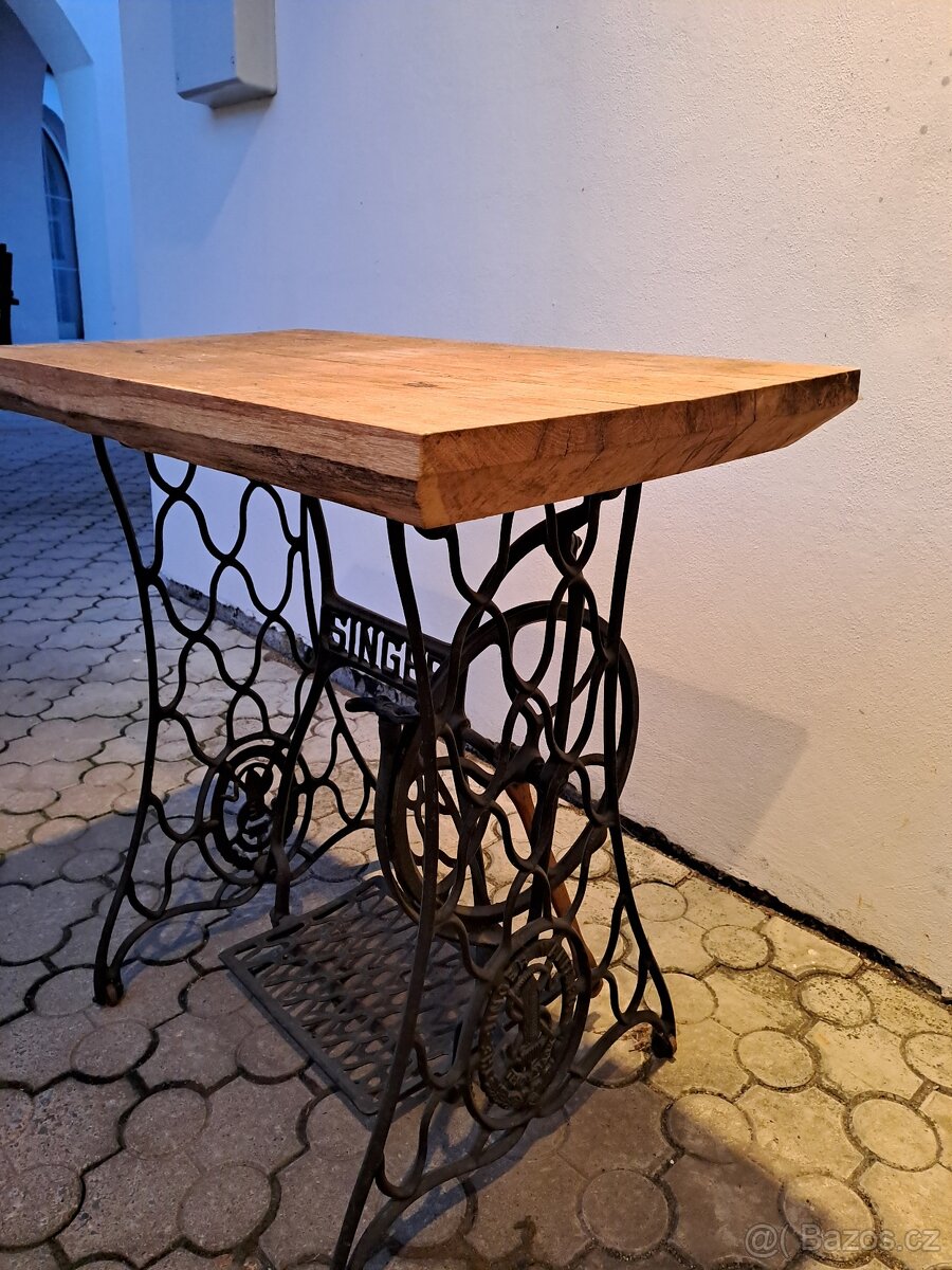 Stolek červený dub singer