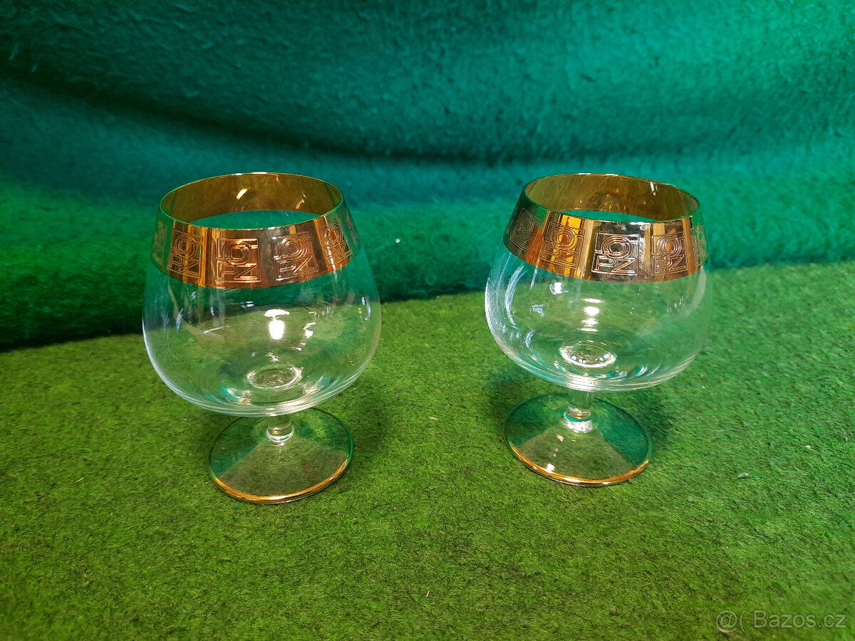 Dva skleněné panáky s výrazným zlatým okrajem