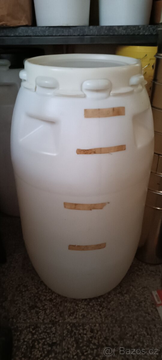 Plastové sudy na medovinu