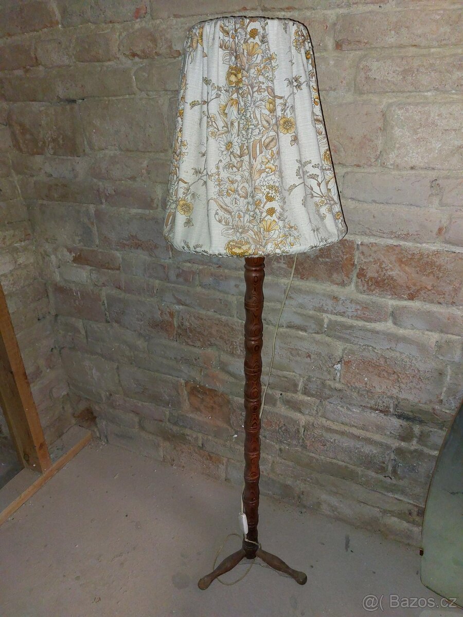 Rustikální stojací lampa