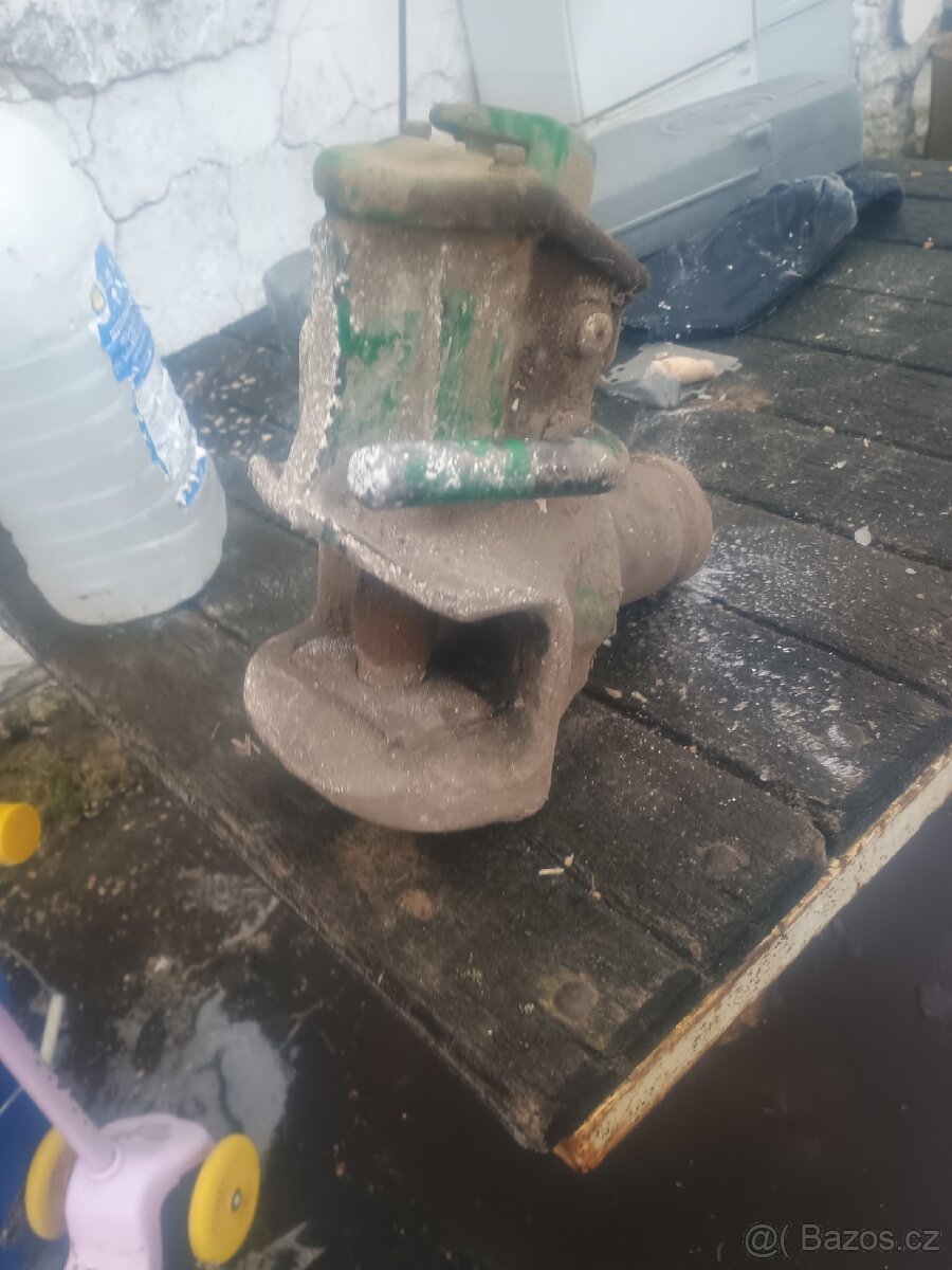 Automatický závěs John Deere