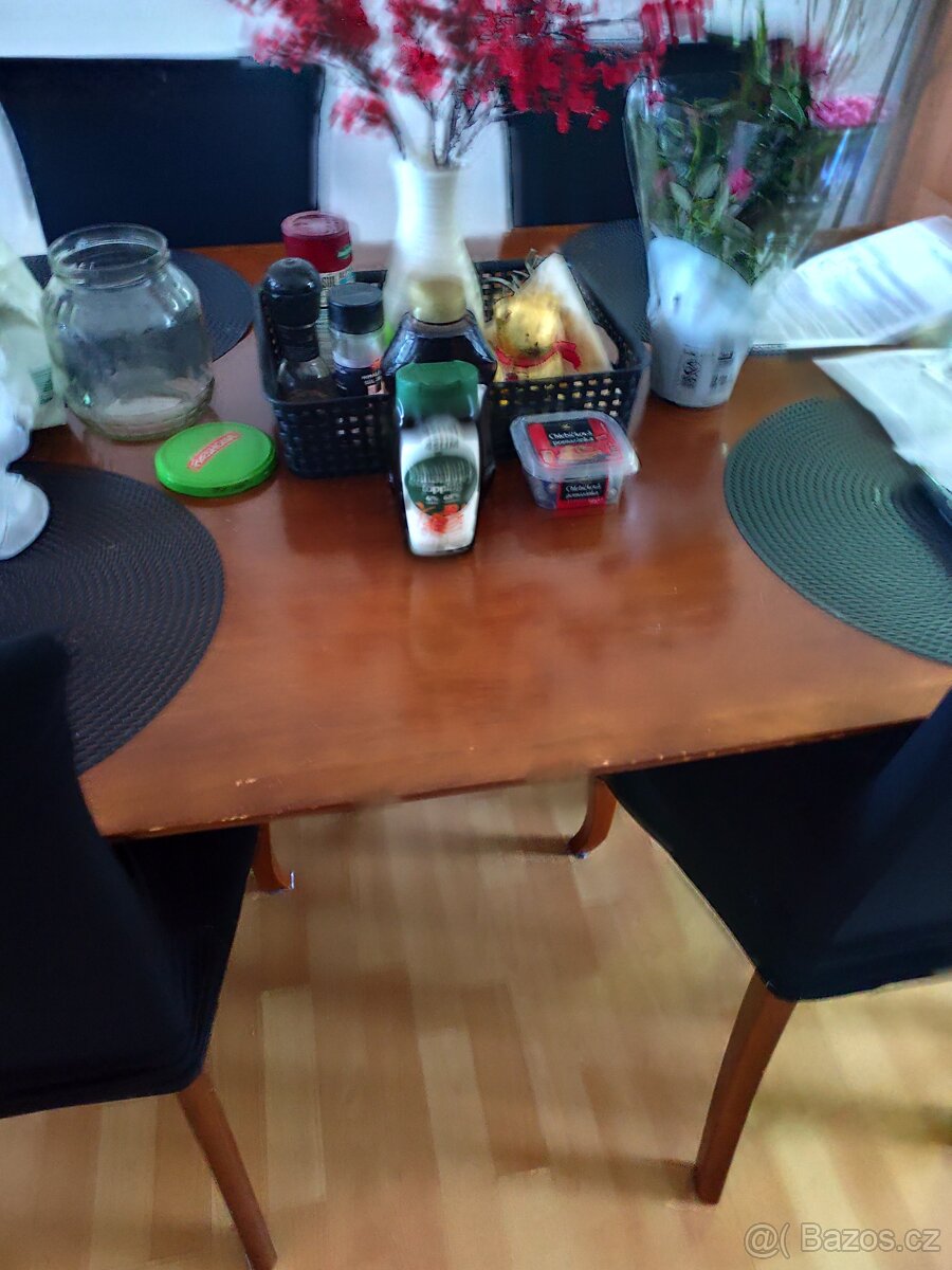 Jídelní stůl