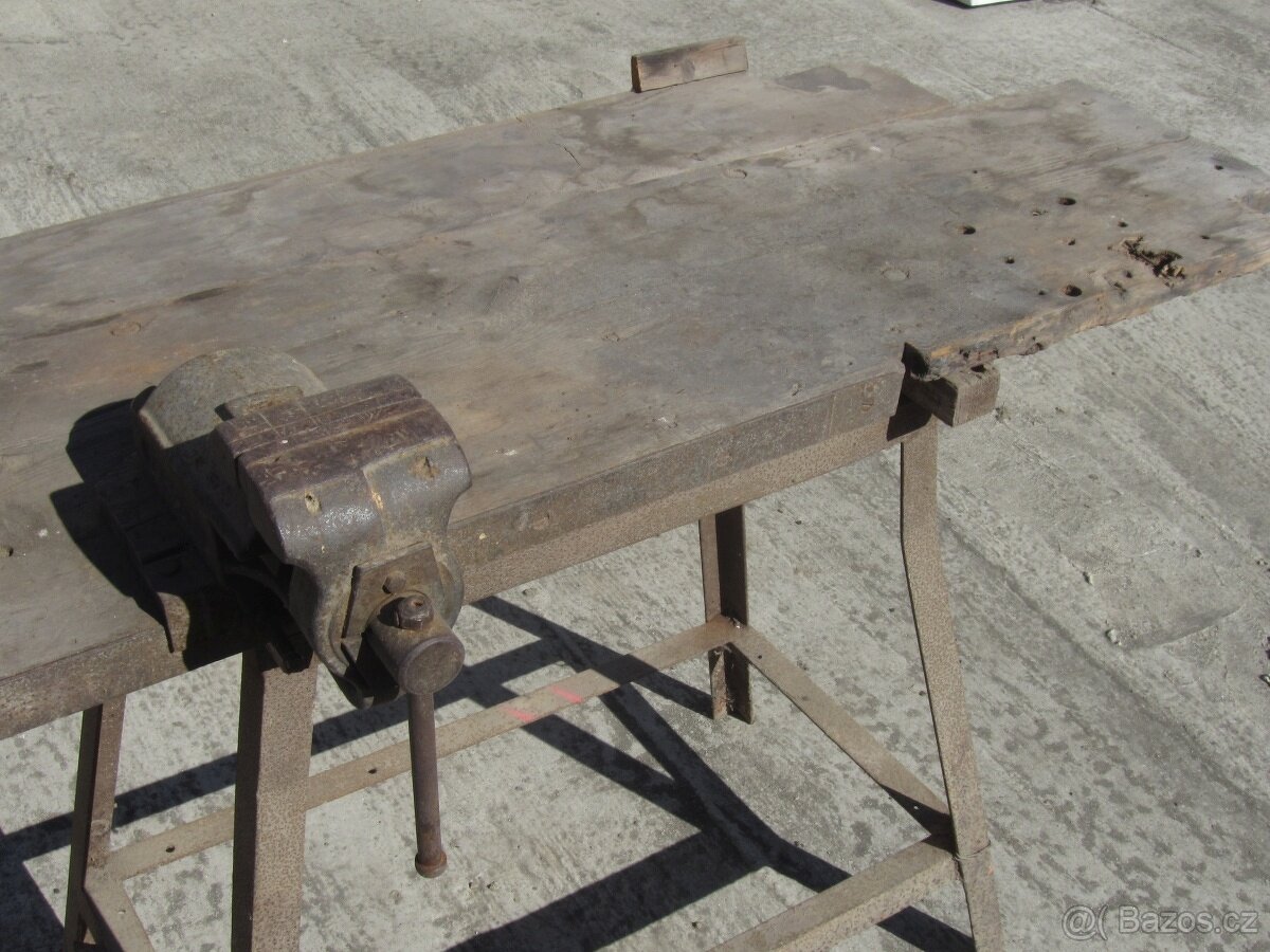 Starý dílenský ponk se svěrákem