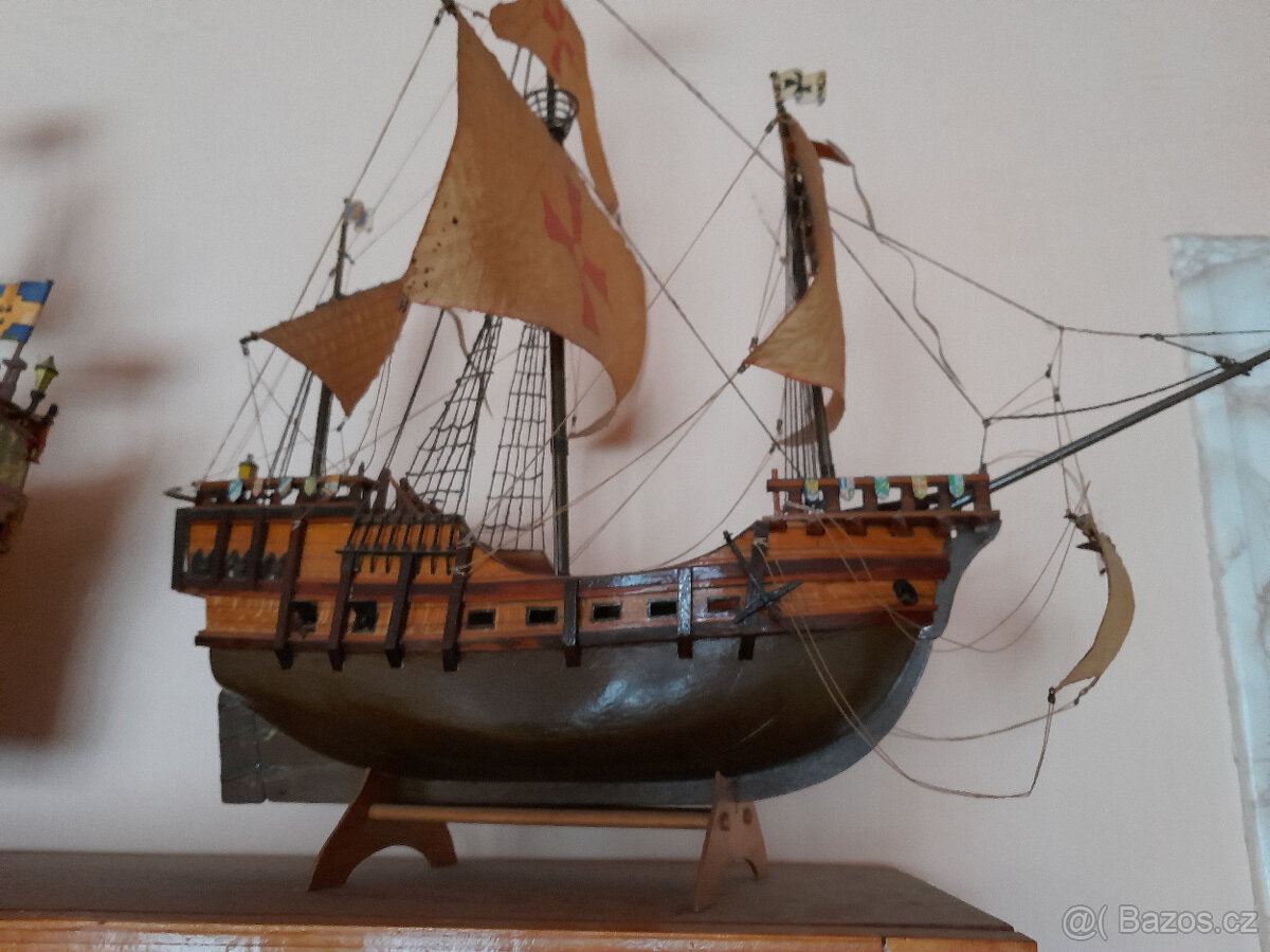 Dva modely lodí staré dřevěné-pozůstalost