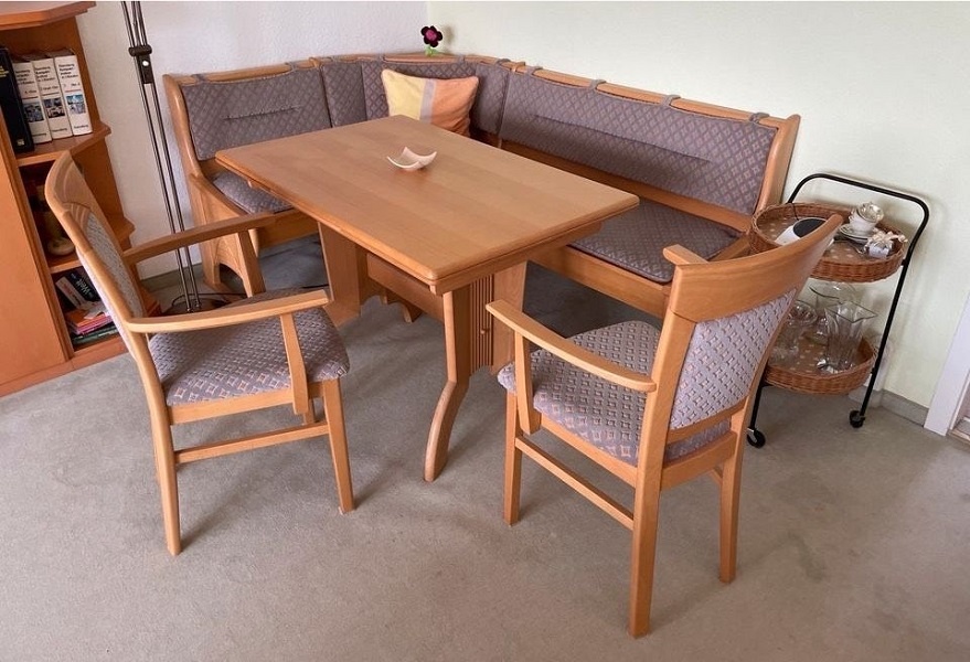 Rohová lavice dřevěná, stůl rozkládací a 2 židle