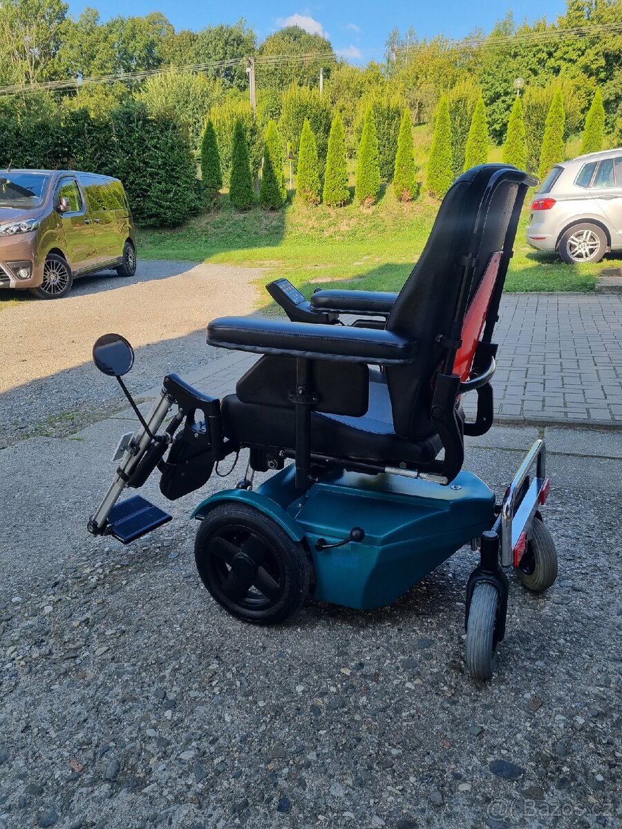 Invalidní elektrický vozík