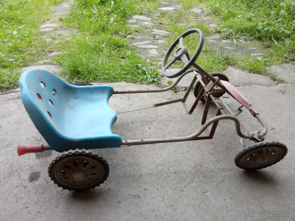 Retro šlapací autíčko