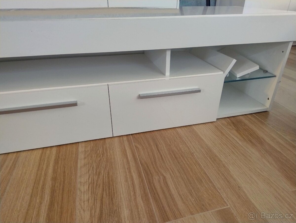 Stolek pod televizi