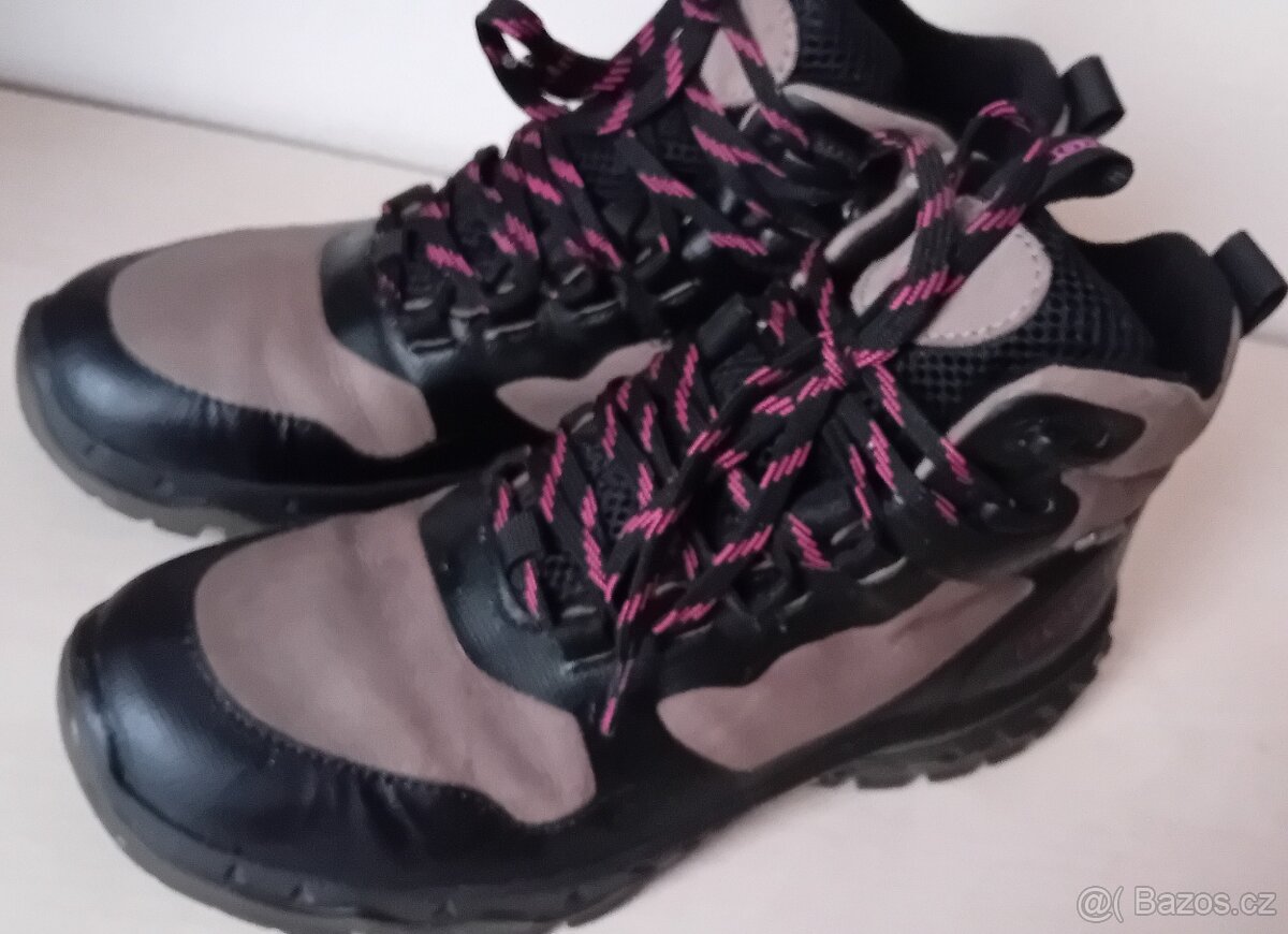 pohorky kožené nové vel. 39 zn. Vibram