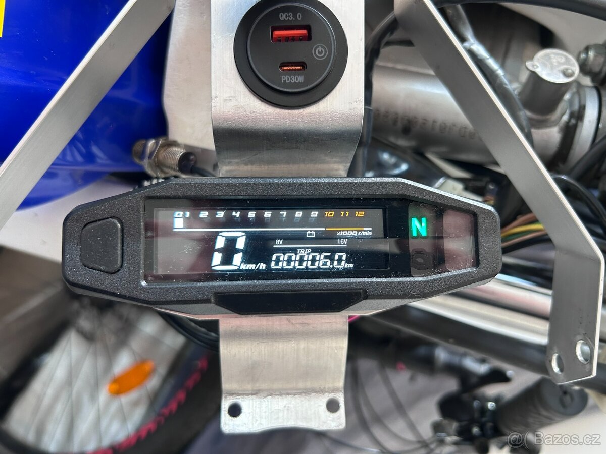 Digitální tacho na Yamaha TT600R a zásuvka 12V