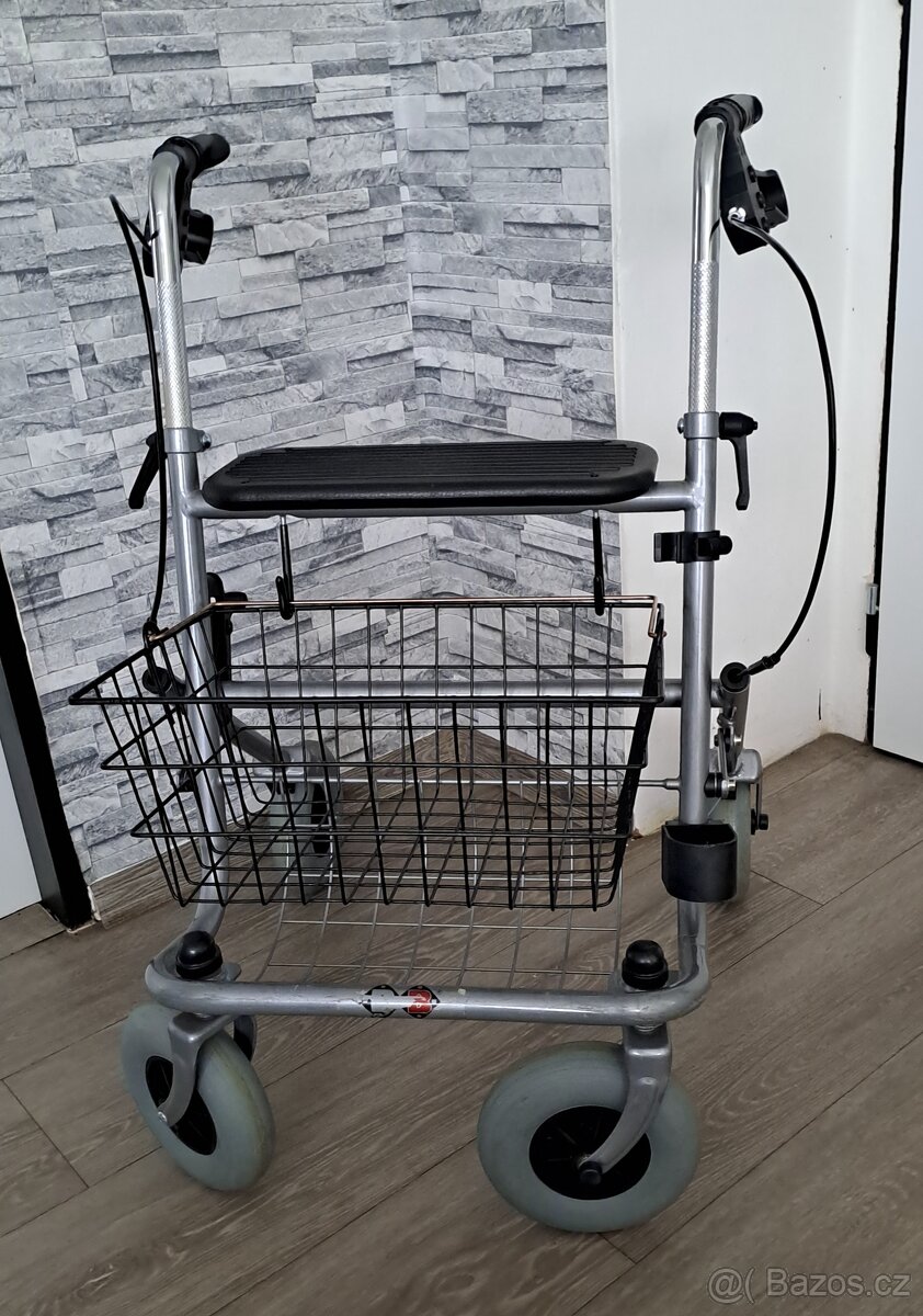 Invalidní chodítko