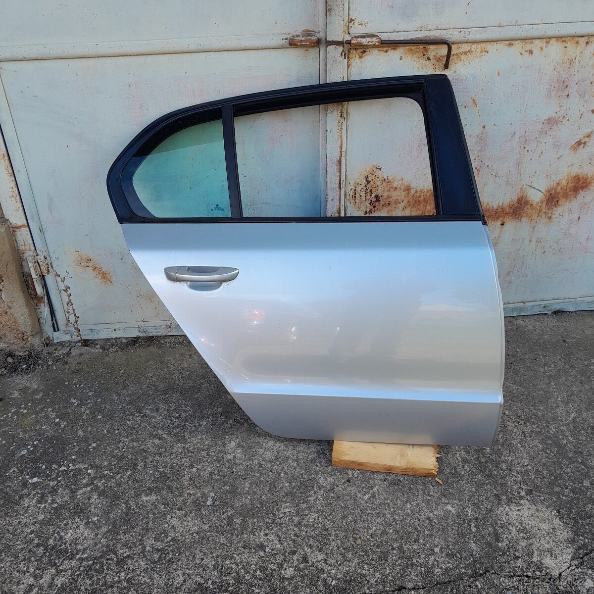 Škoda Superb II, pravé zadní dveře
