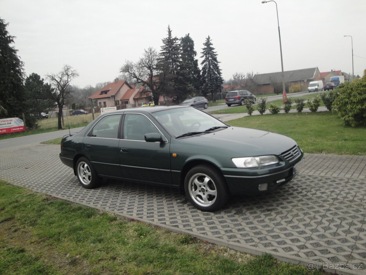 Toyota CAMRY (V2) 2.2i 96kW veterán v TOP stavu