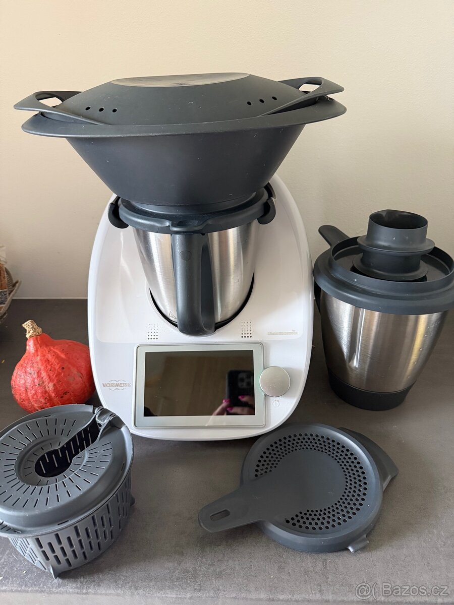 Thermomix Tm6 + náhradní nádoba a příslušenstvím