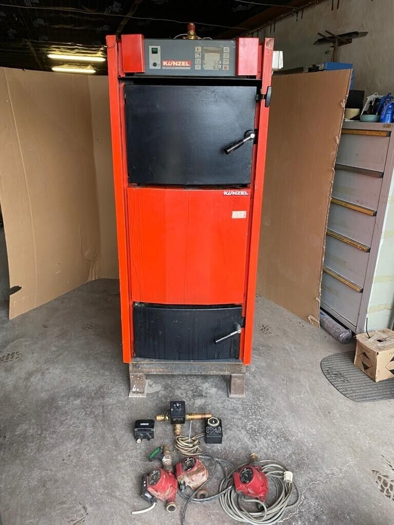 ŠPIČKOVĚ zachovalý zplyňovač dřeva Künzel 40 kW s vyrovnávac