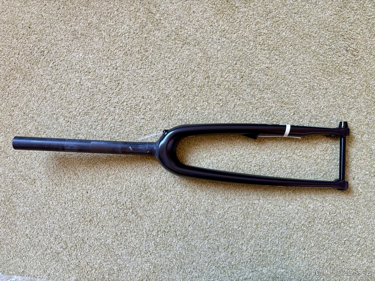 Pevna karbonova vidlice nova