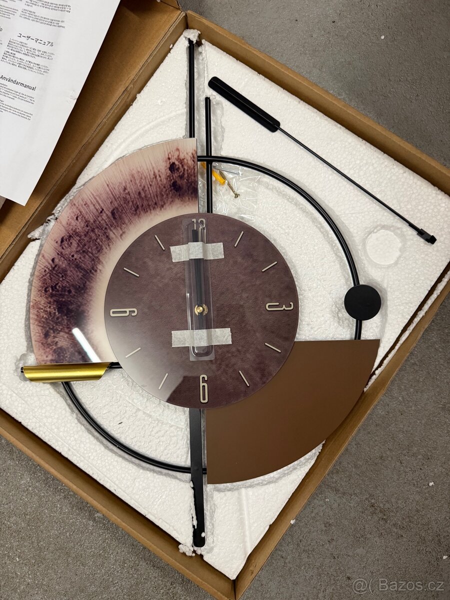 Nástěnné hodiny s kyvadlem