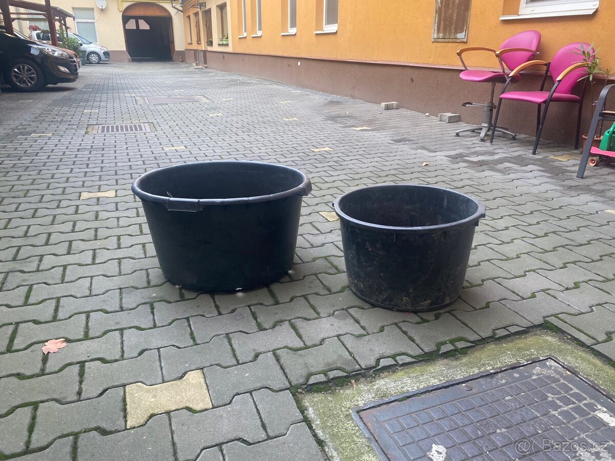 Plastové květináče