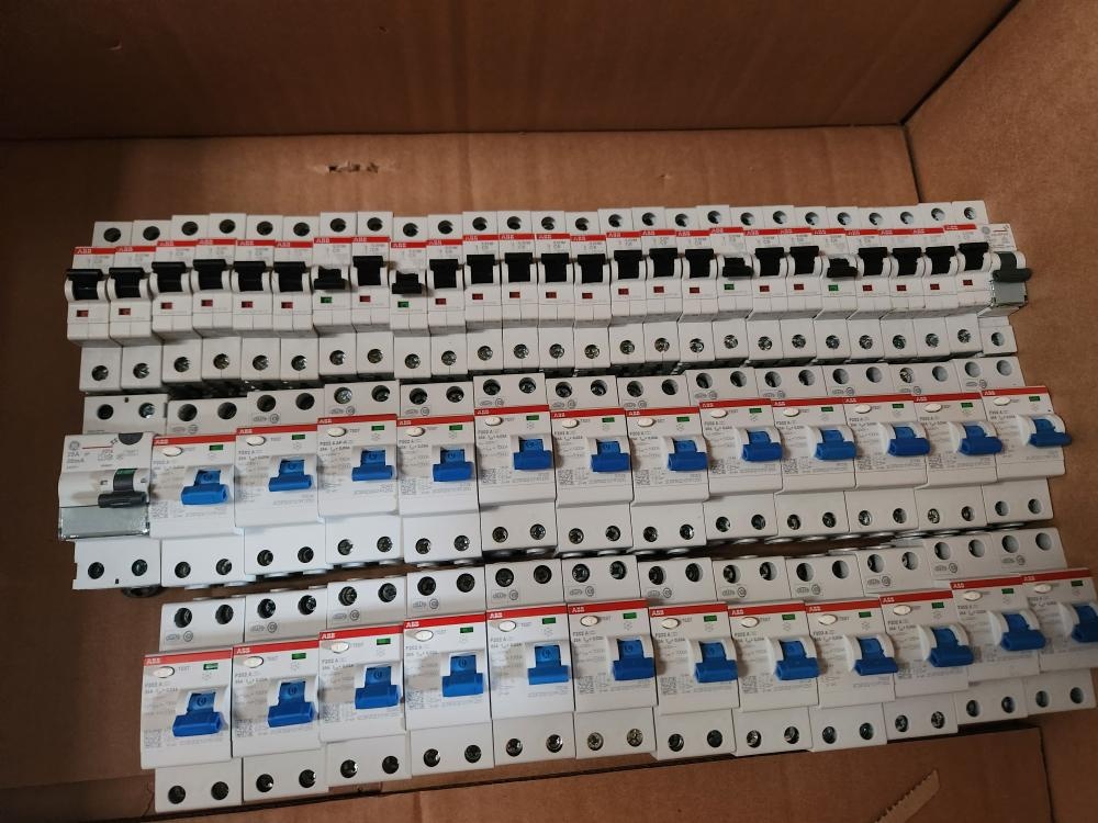 Proudové chrániče a jističe