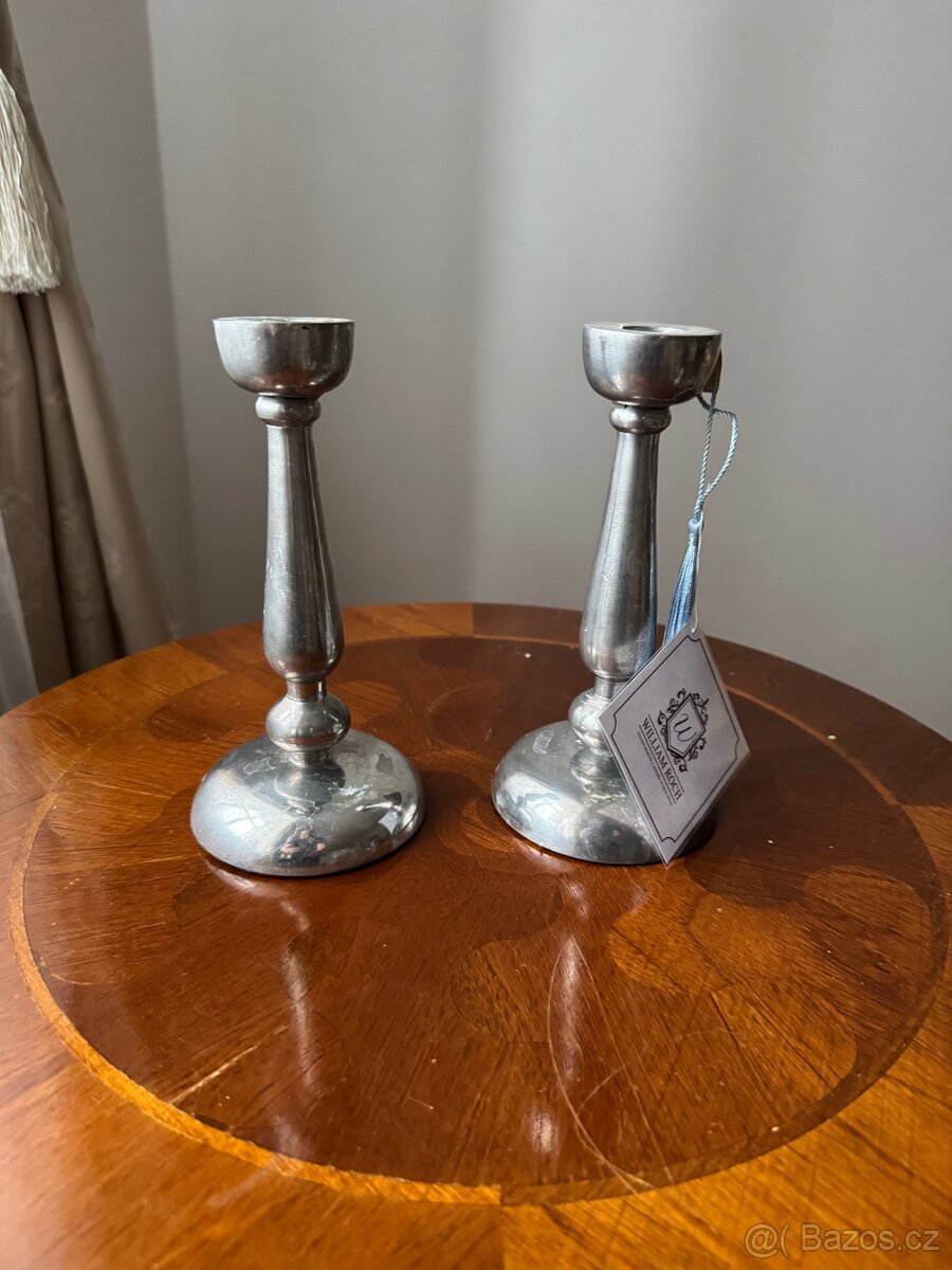 Párový mosazný postříbřený svícen na jednu svíčku