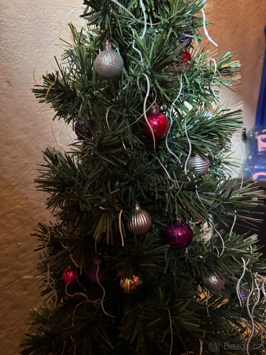 Umělý vánoční stromek i s ozdobami