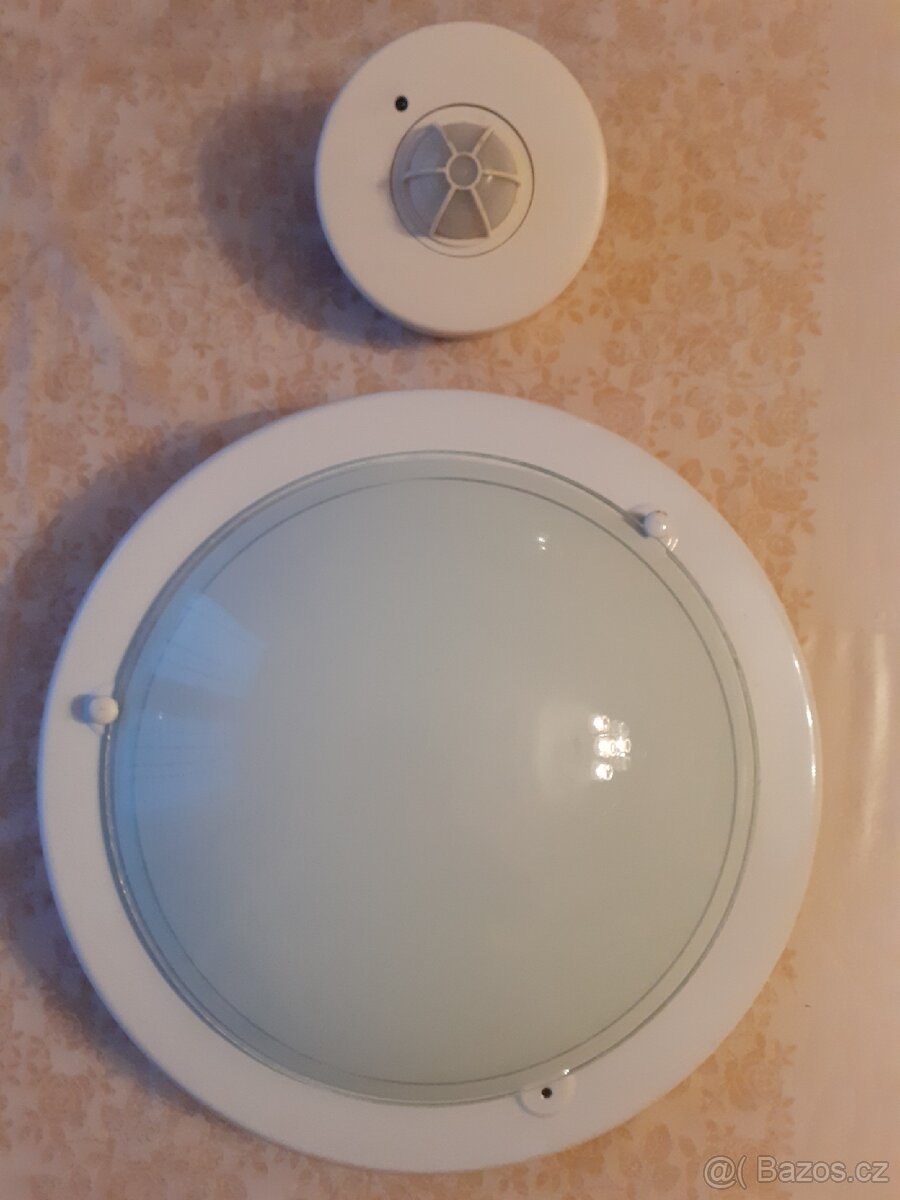 Stropní svítidlo a čidlo