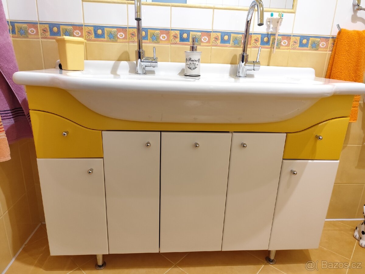 Dvoj umyvadlo se skříňkou