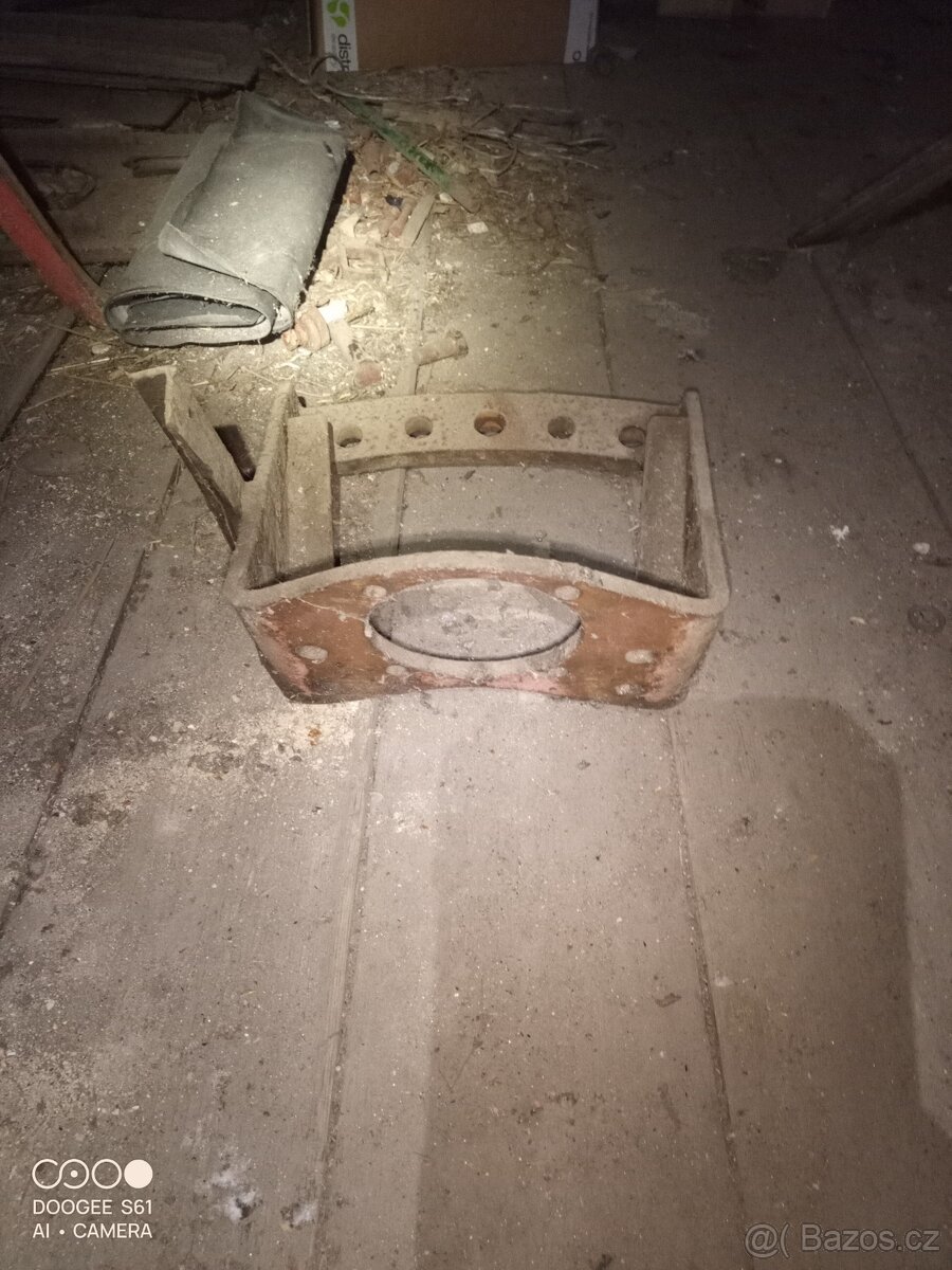 Konzole spodní lišty zetor