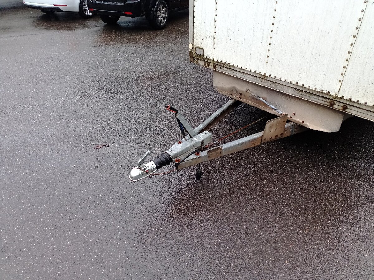 škříňový přívěs