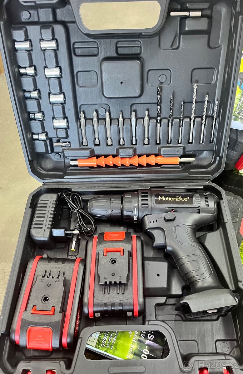 Aku šroubovák-vrtačka včetně příslušenství.