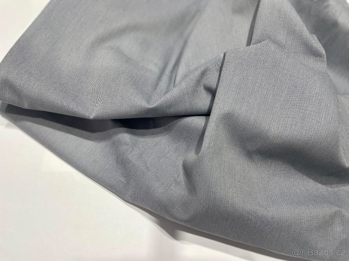 Takanina šedé barvy