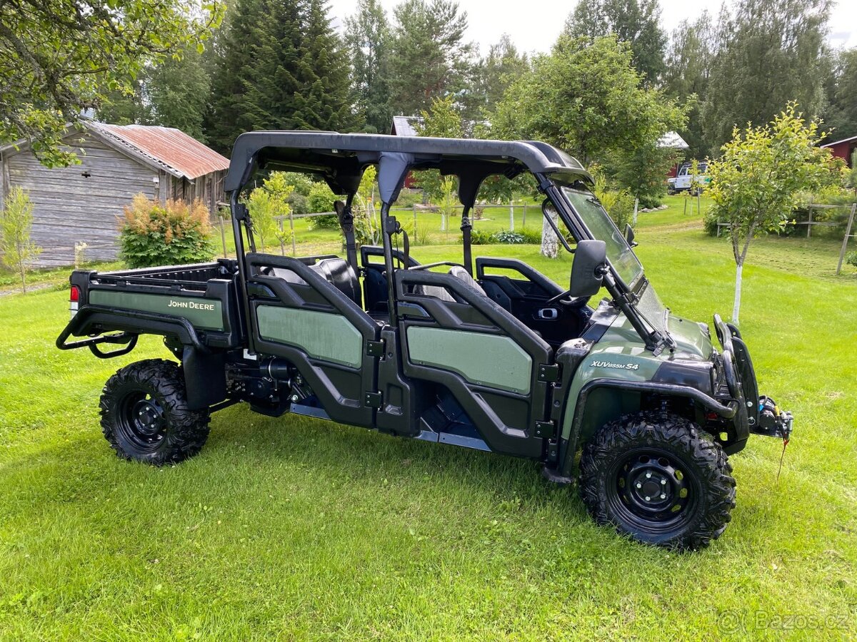 John Deere Gator UTV