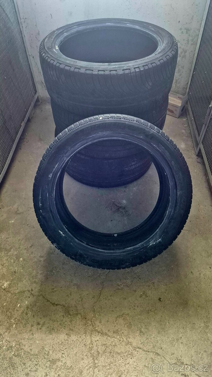 Sada pneu 2× 235/45, 2× 255/40 R19