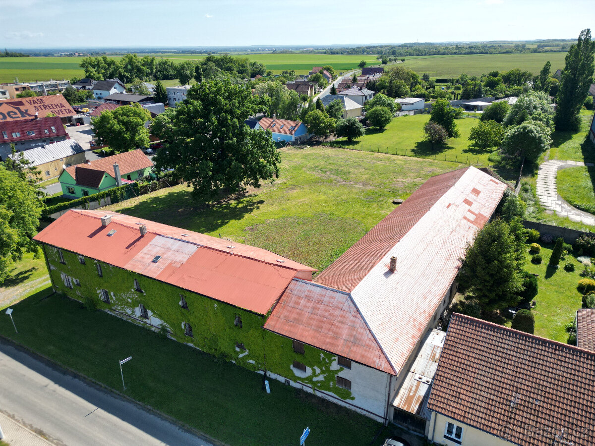 Dům se stavebním pozemkem o výměře 4.945 m2 30min od Prahy