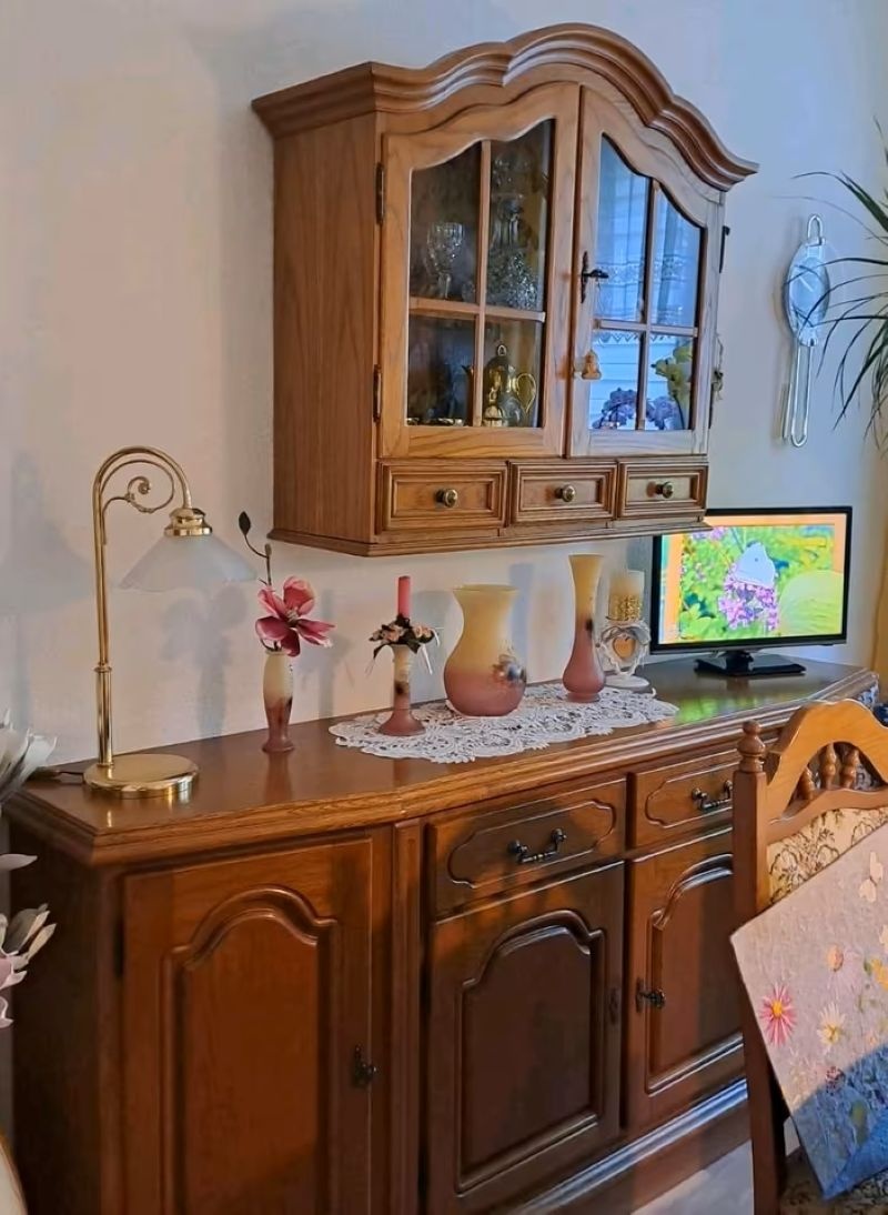 Komoda s vitrínou - pouze komplet, masivní