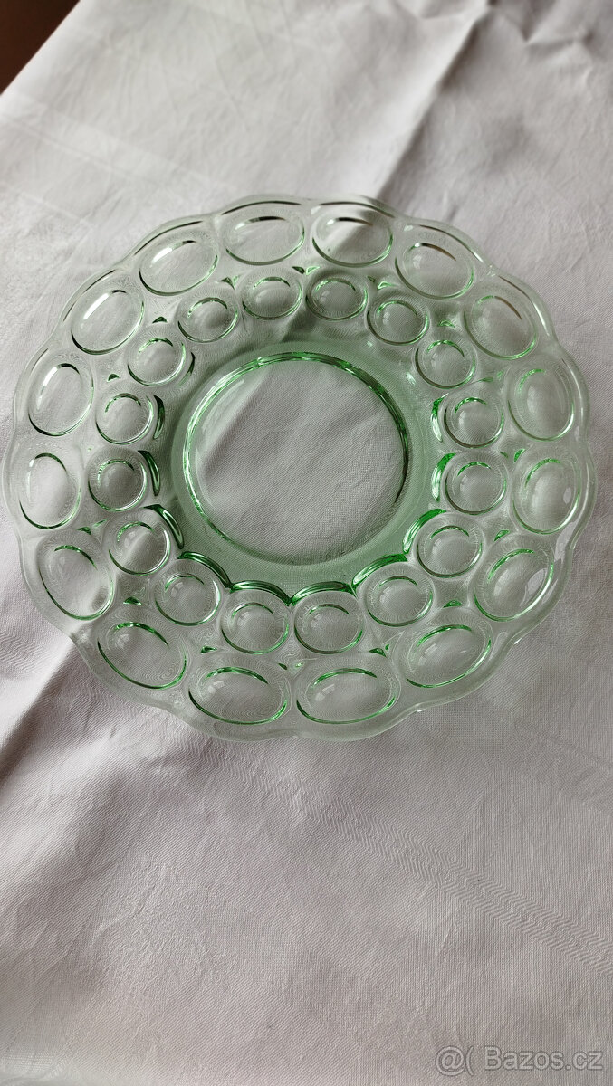 starý podnos tác z lisovaného skla