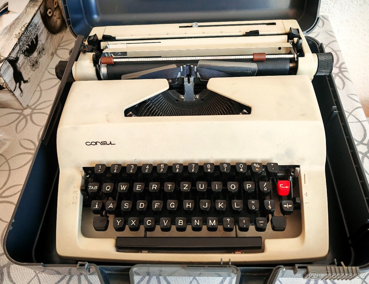 Prodám zachovalý psací stroj CONSUL, včetně kufříku.