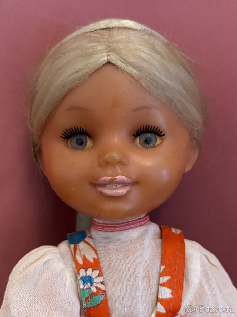 Retro sběratelská panenka, kroj