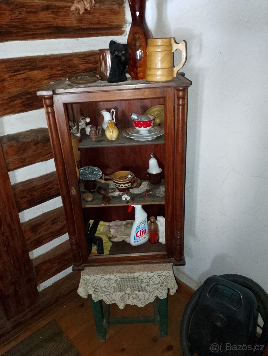 Starožitný nábytek 3xskříň 2xpostel 1x vitrína