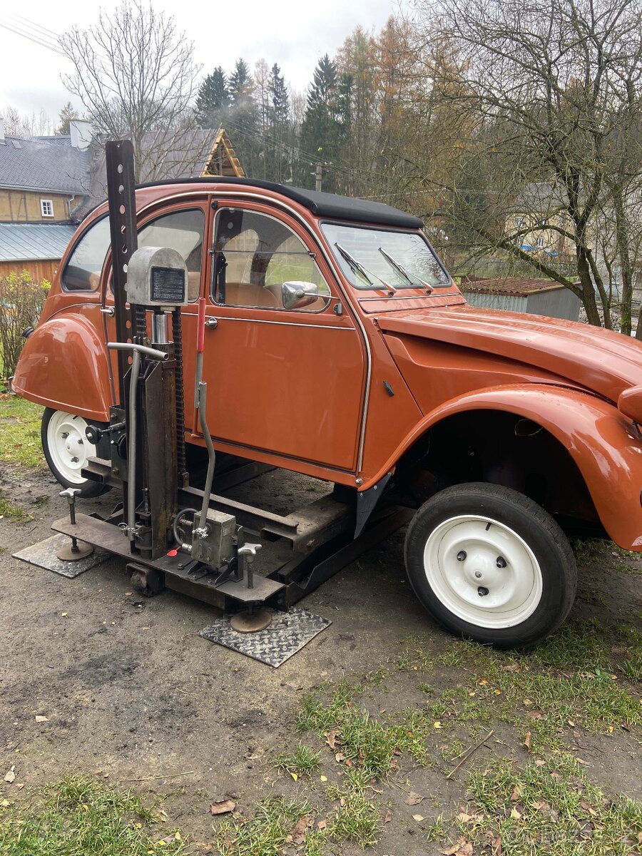 Nůžkový hydraulický DDR zvedák