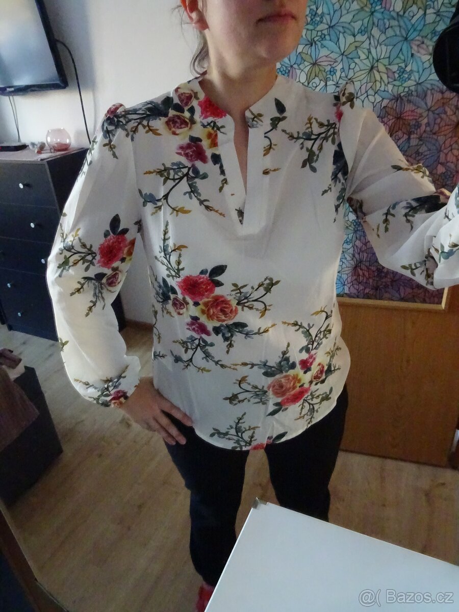 Bílá halenka s květy, dlouhý rukáv - nová, vel. M