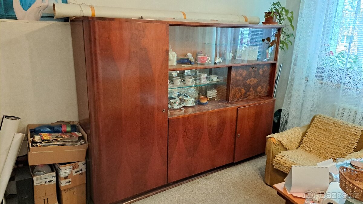 Sekretář, obývací stěna